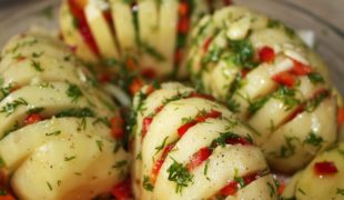 prato de batatas hassleback com alecrim e tomates