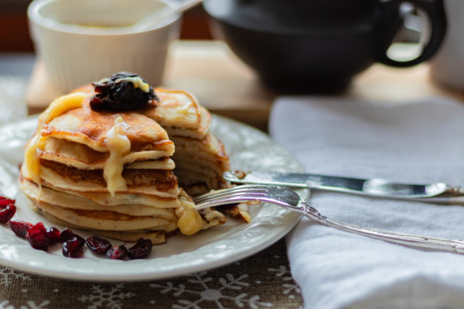 panquecas veganas com frutas vermelhas