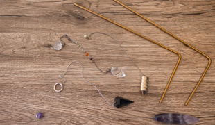 Objetos utilizados na radiestesia, pêndulo, aurameter e dual road.
