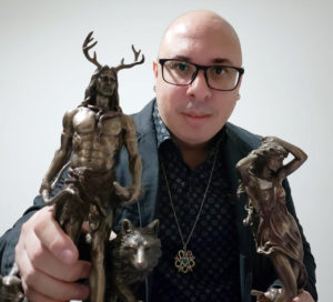 Claudiney Prieto, principal porta-voz da Wicca no Brasil, segurando estátuas de deuses. 