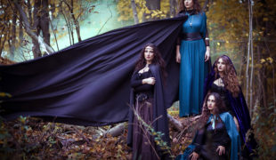 Bruxas representando a conexão com a floresta. Wicca é uma religião que está conectada com a natureza.