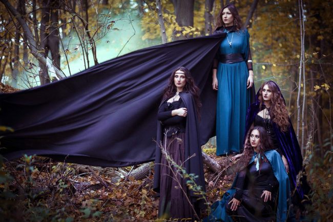 Bruxas representando a conexão com a floresta. Wicca é uma religião que está conectada com a natureza.